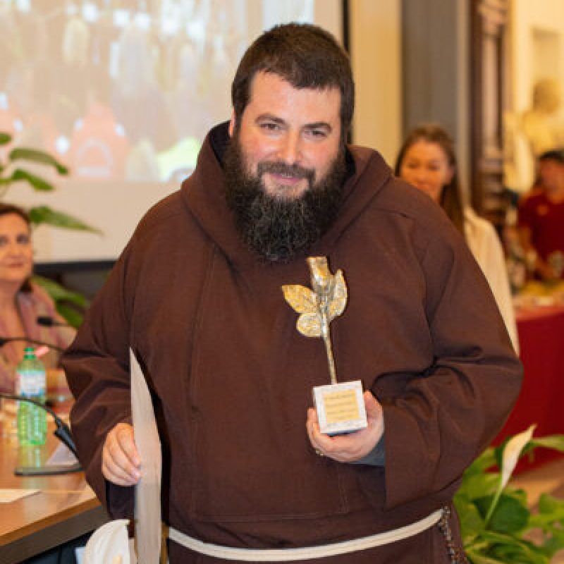 Fra Emiliano Antenucci, rettore del Santuario della Madonna del Silenzio di Avezzano, riceve il Premio Simpatia 2025 in Campidoglio