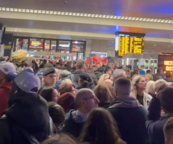 Continua per tutta la giornata di oggi lo sciopero dei treni, adesione con punte del 100% : pendolari in difficoltà, ressa nelle stazioni