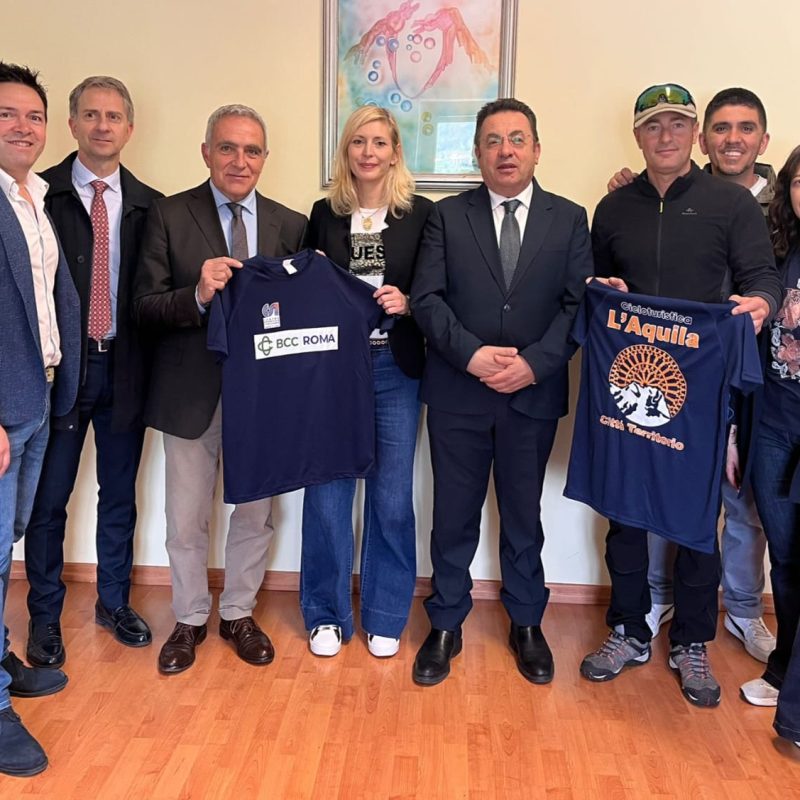 Consegna della prima maglia ufficiale della cicloturistica “L’Aquila Città Territorio”