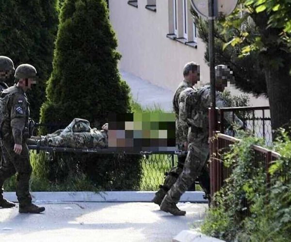 Trasacco abbraccia i suoi Alpini rimasti feriti in Kosovo e appena tornati a casa
