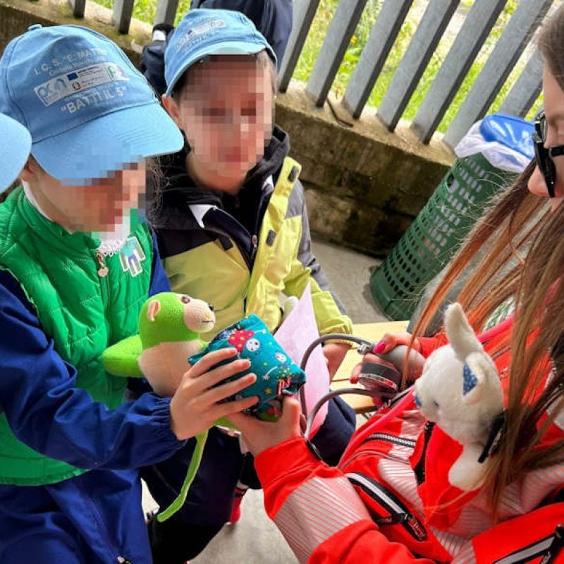 L'Ambulanza dei Pupazzi: i volontari della Croce Verde Valle Roveto insegnano il soccorso ai bambini