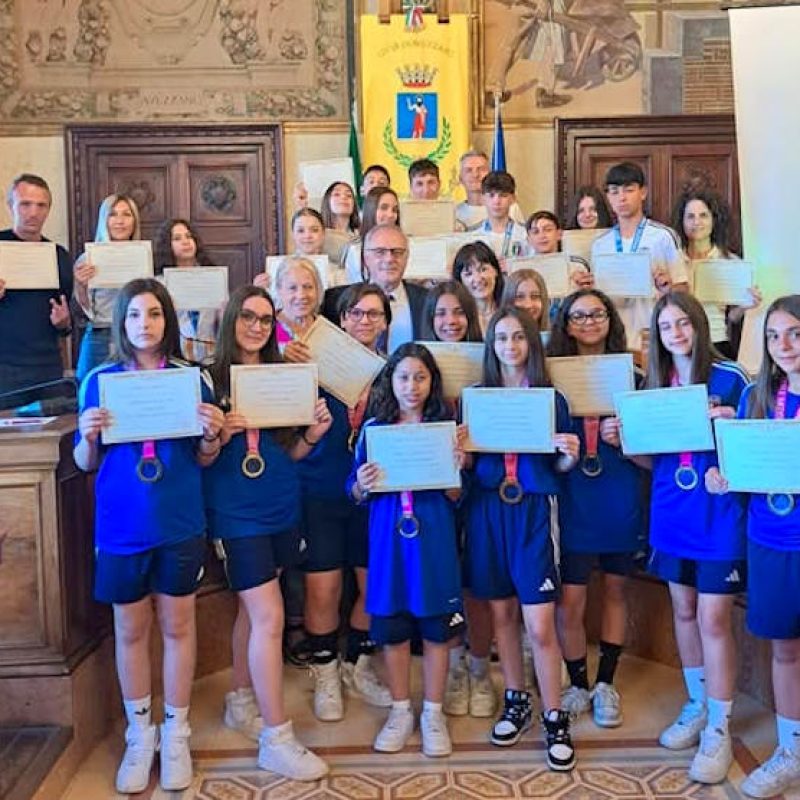 Orgoglio marsicano in campo: gli atleti dell'I.C. Mazzini-Fermi accolti in Comune ad Avezzano dopo le finali nazionali FIGC