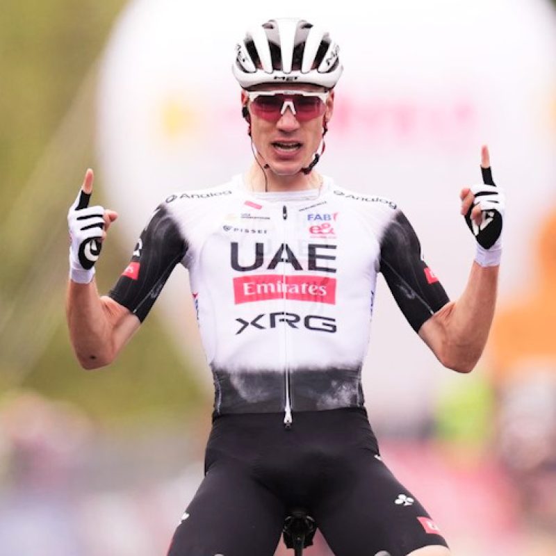 Giro d'Italia, Ayuso trionfa nella spettacolare tappa di Tagliacozzo e Roglič è la nuova Maglia Rosa