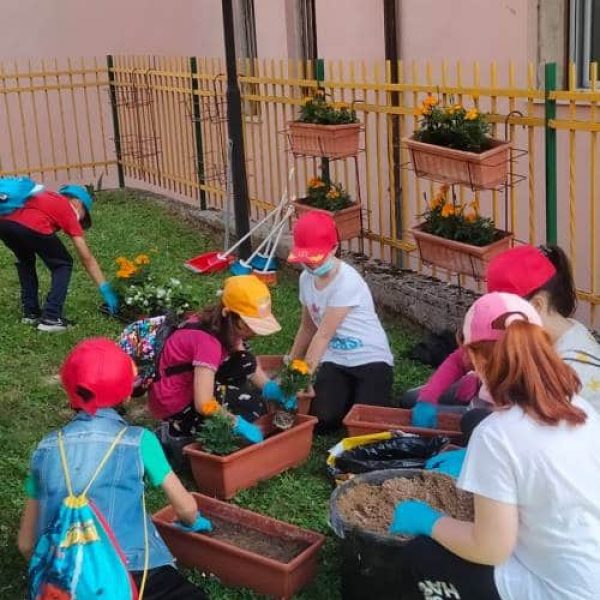 I bambini della primaria di Canistro ripuliscono l'area attorno alla scuola e piantano fiori