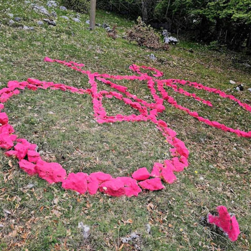 Marsia si prepara ad accogliere l'arrivo del Giro d'Italia con una bici gigante realizzata con sassi colorati di rosa