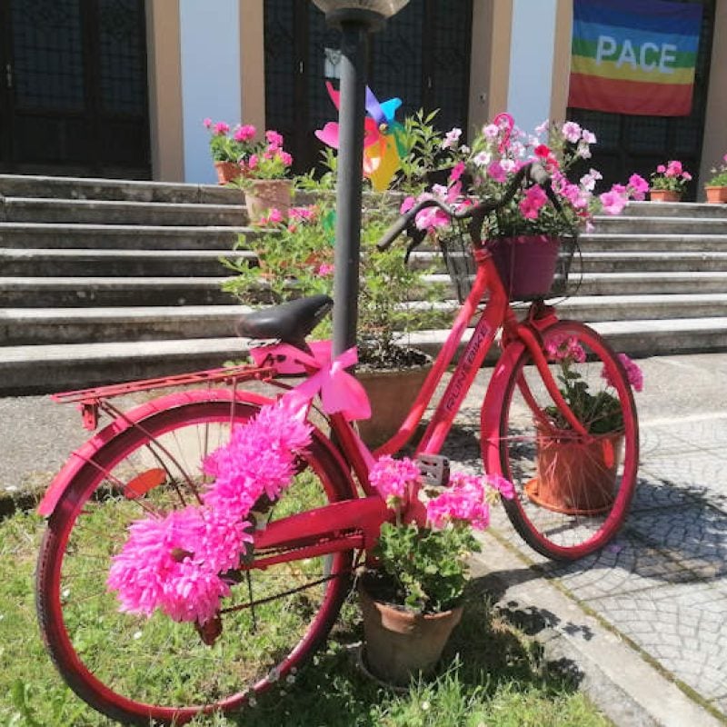L'Asilo Pio XI di Villa San Sebastiano celebra il Giro d'Italia con una super bici fiorita