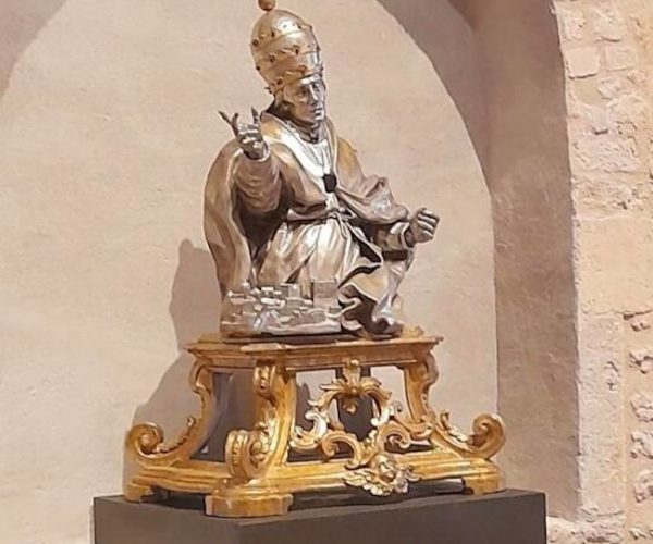 Il busto-reliquario di Celestino V, dopo il restauro, è tornato nella Basilica di Santa Maria di Collemaggio