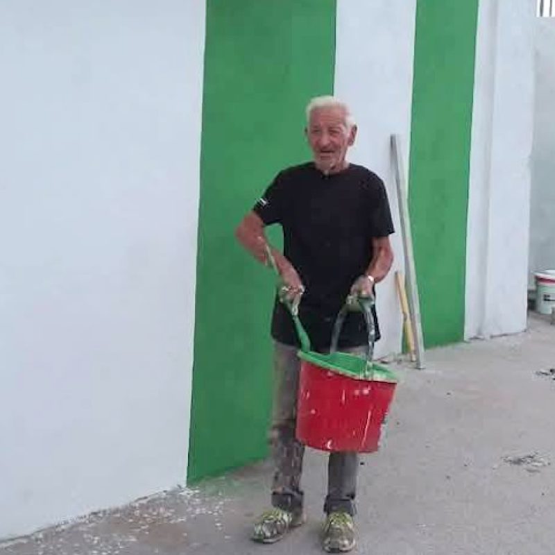 Carletto Danti (Monzon) ha tinteggiato da solo le mura perimetrali dello stadio dei Marsi: l'Avezzano Calcio ringrazia