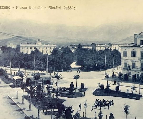 I giardini pubblici di piazza Castello e il parco di Villa Torlonia in una cartolina dei primi del '900