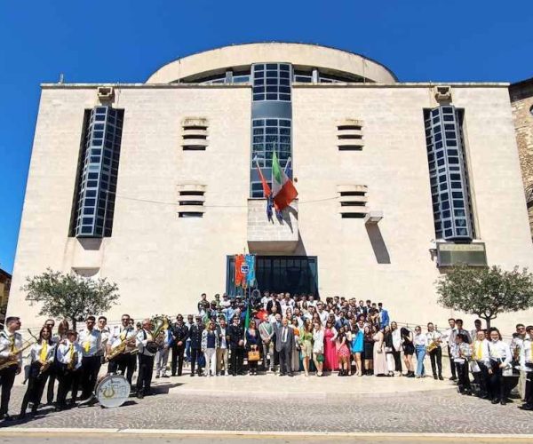 Festa della Repubblica: i neo 18enni di Celano ricevono una copia della Costituzione