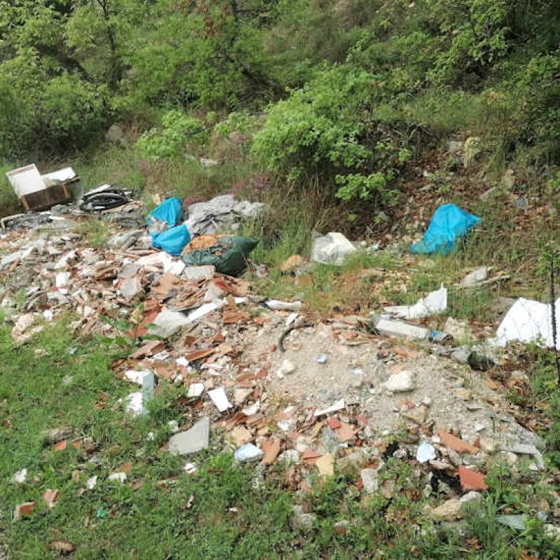 Discarica a cielo aperto nei pressi del cimitero di San Donato di Tagliacozzo