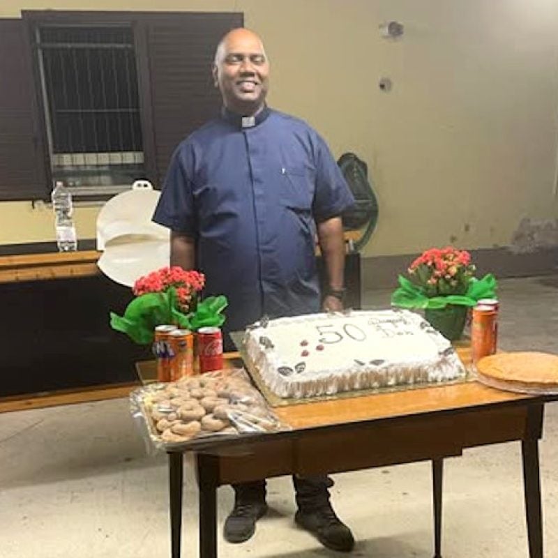 La parrocchia di Caruscino festeggia i 50 anni di don Giuseppe e lo ringrazia per il suo prezioso servizio
