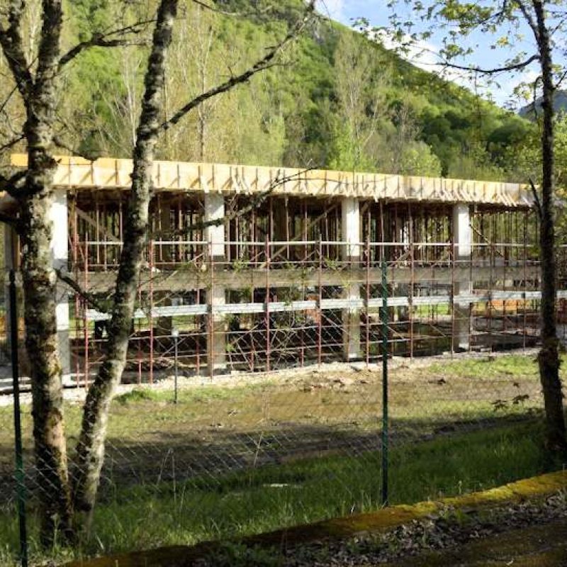 Edificio in cemento armato nel Parco nazionale d'Abruzzo a Opi, lungo il fiume Sangro: Forum H2O chiede spiegazioni