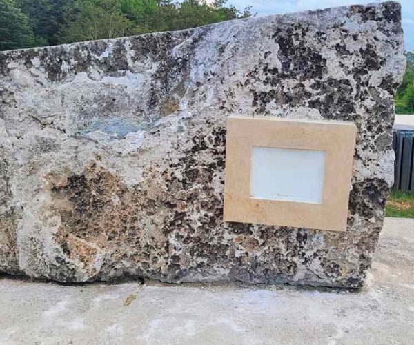 Rimossa e corretta l'epigrafe posta sul cippo del monumento a Vito Taccone che rimarrà sul Salviano