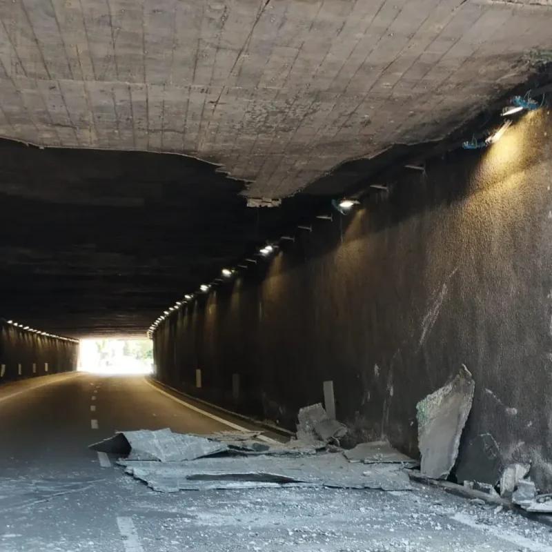 Paura in galleria, crollano pezzi di soffitto