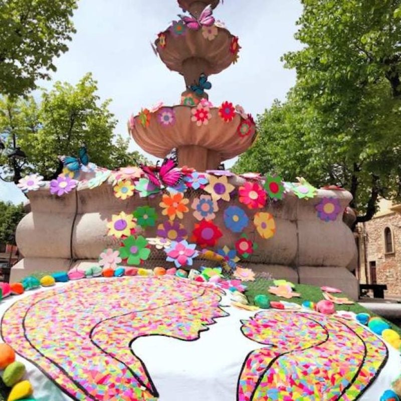 Una colorata installazione per la Festa della Mamma a Scurcola Marsicana grazie alla creatività dei bambini e all'associazione Scurcolandia