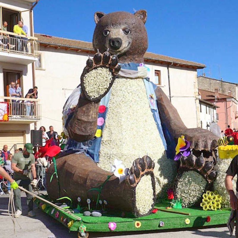 Il carro con l'orso di Ovindoli si classifica al 4° posto alla 79ª Festa del Narciso di Rocca di Mezzo