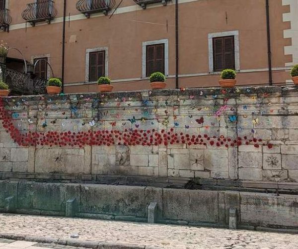 Fiori e farfalle decorano l'antica Fontana di Porta dei Marsi di Tagliacozzo ma non a tutti piace