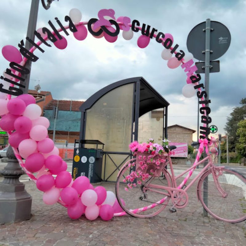 Scurcola Marsicana accoglie il Giro d'Italia con un'installazione in rosa realizzata da Scurcolandia