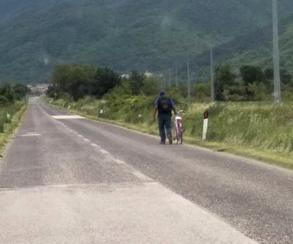 Riflessioni attorno all'immagine di un bracciante marocchino che torna da Fucino in bicicletta