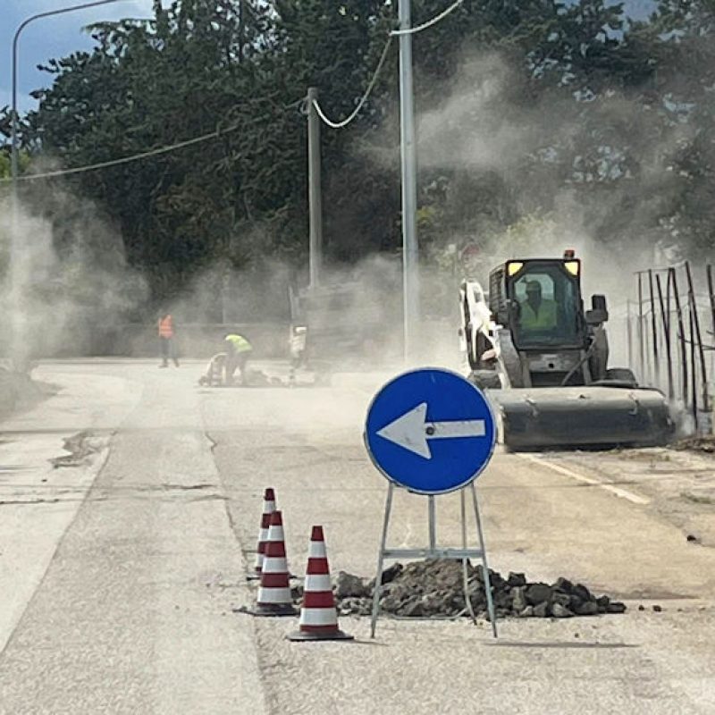 Partiti i lavori di riqualificazione stradale e decespugliamento sulle strade fucensi a Celano