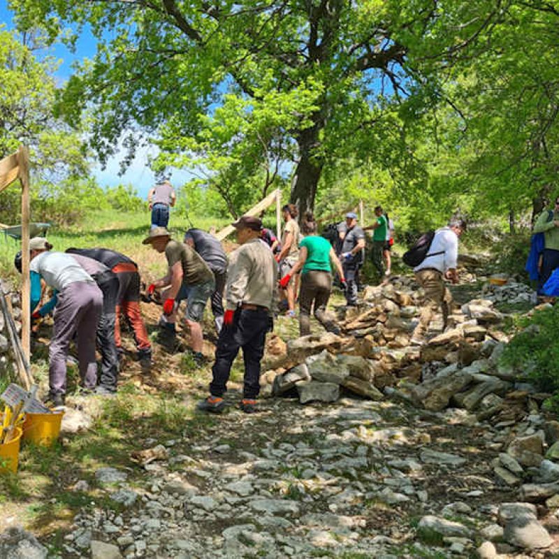 Giovani europei sulla Maiella per la manutenzione delle mura a secco e la tutela del paesaggio rurale