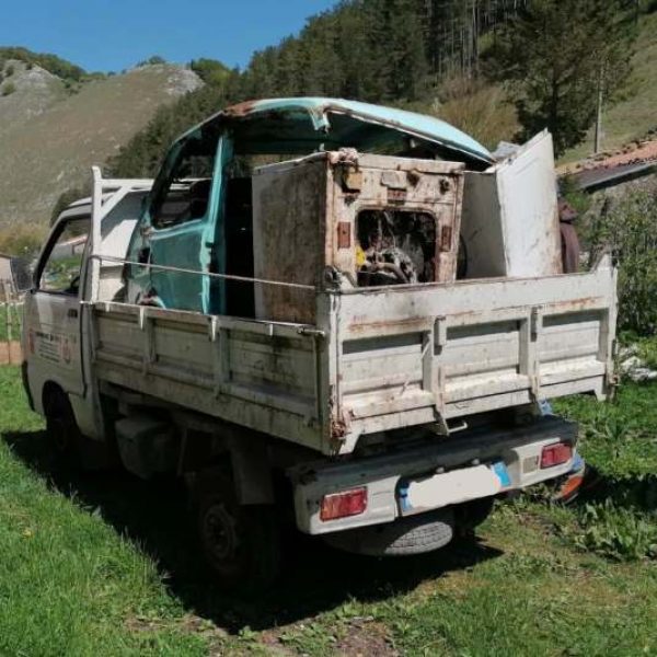 Carcassa di un'auto, elettrodomestici e altri vecchi rifiuti: rimossi ingombranti abbandonati a Opi