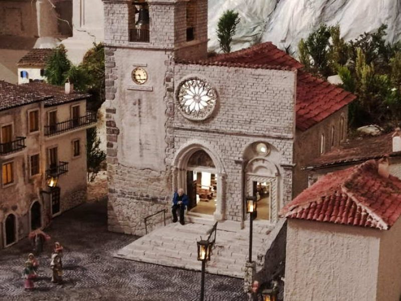 C'è il compianto don Vincenzo davanti alla chiesa di S. Maria delle Grazie nel bellissimo presepe realizzato a Rosciolo