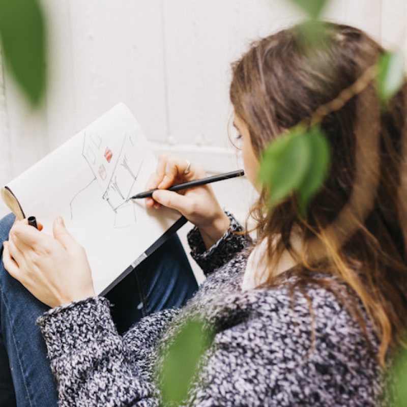 Il mondo interiore in mostra: i disegni delle ragazze della Comunità Persefone al Museo Civico di Cerchio