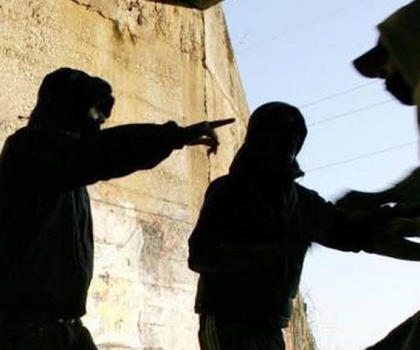 Lo minacciano con un coltello e con un tubo di ferro, poi lo rapinano