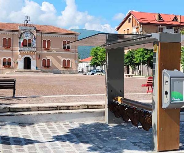 Installata a Gioia dei Marsi una delle prime postazioni di ricarica elettrica di bici e auto, munita di defibrillatore
