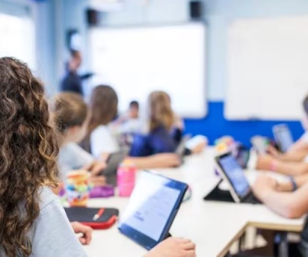 Avezzano, il Consiglio comunale lancia un appello a Regione e Parlamento: “Frenare la norma che indebolisce scuole e personale”