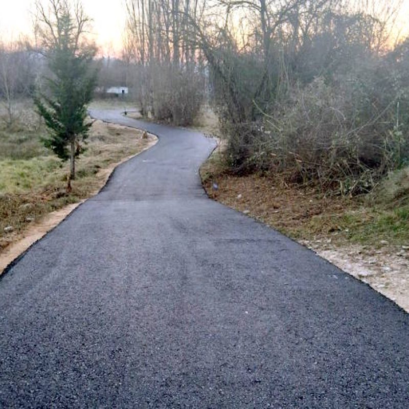 Nuovo asfalto sulla strada di accesso al Centro di Raccolta Comunale di Carsoli: sicurezza e accessibilità migliorate