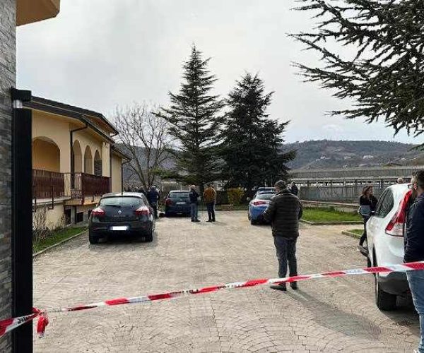 Strage familiare nell'aquilano: un uomo spara e uccide la moglie, i due figli e poi si toglie la vita