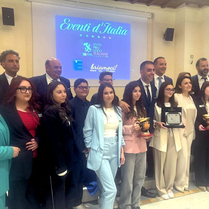 Aielli celebra Ilenia, Gaia, Marianna, Tommaso, Elisa, Noemi e Samuel dell'Istituto "Fontamara" premiati in Senato per il progetto "L'Europa che vorrei"