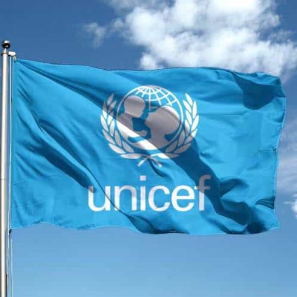 Infanzia al Centro: il Comune di Luco si illumina di azzurro in sostegno dell'Unicef