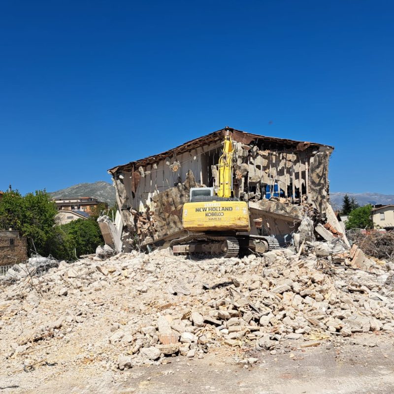 Avezzano, via Fucino demolizione