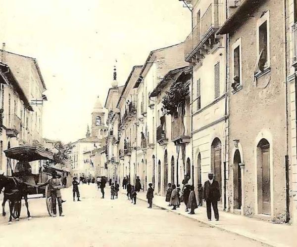Come appariva via Mazzarino, ad Avezzano, prima del terremoto del 1915