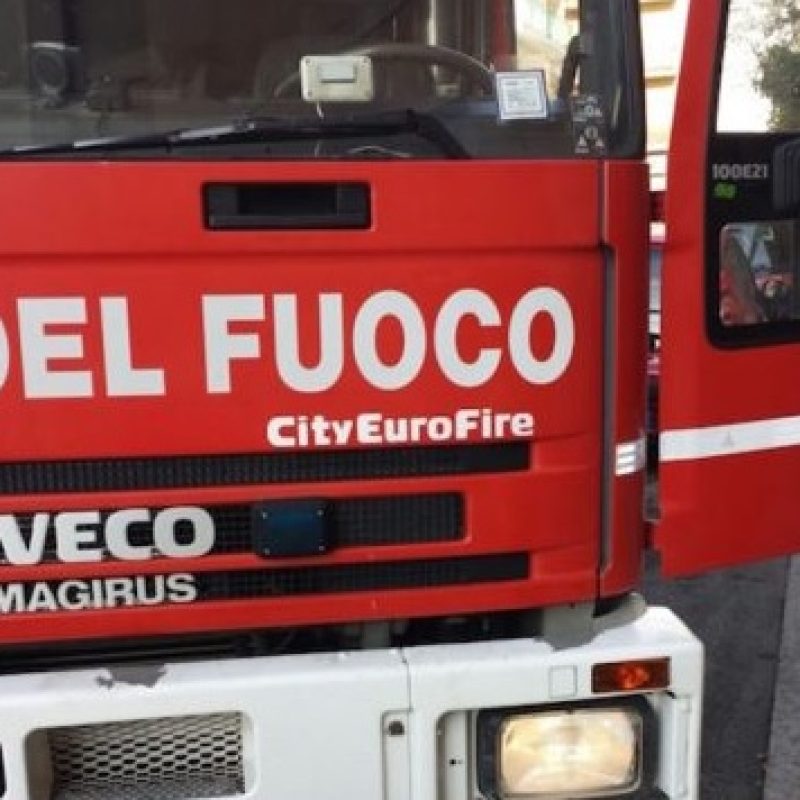 Auto fuori controllo travolge la folla durante il corteo per il 25 Aprile: una persona è morta